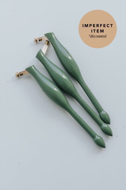 Three green universal nib and container pens on a white background with 'imperfect item' label.