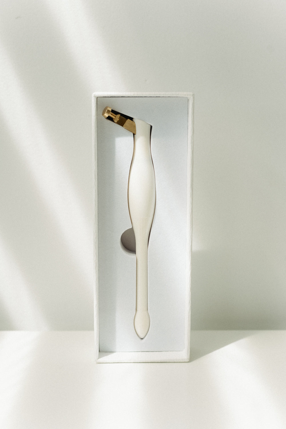 White universal calligraphy pen holder designed for modern calligraphy and interchangeable nibs.