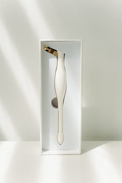 White universal calligraphy pen holder designed for modern calligraphy and interchangeable nibs.
